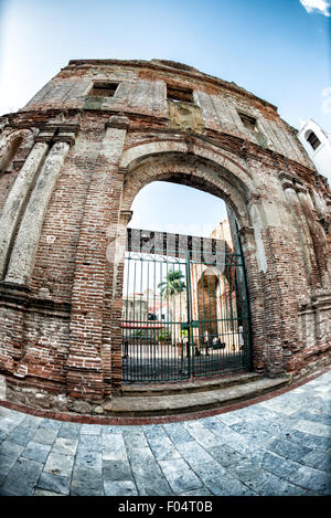 PANAMA CITY, Panama — le célèbre Arco Chato (Arc plat) se dresse dans les ruines d'Iglesia Santo Domingo à Casco Viejo. Cette merveille architecturale, qui a survécu pendant des siècles sans soutien évident, a joué un rôle crucial dans la tentative du Panama d'accueillir le canal de Panama. Banque D'Images