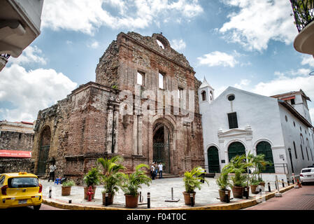 PANAMA CITY, Panama — le célèbre Arco Chato (Arc plat) se dresse dans les ruines d'Iglesia Santo Domingo à Casco Viejo. Cette merveille architecturale, qui a survécu pendant des siècles sans soutien évident, a joué un rôle crucial dans la tentative du Panama d'accueillir le canal de Panama. Banque D'Images