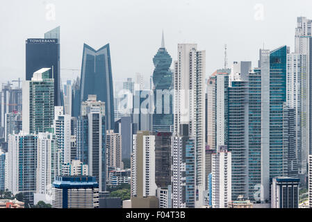 PANAMA CITY, Panama — les gratte-ciel de la nouvelle ligne d'horizon de Panama City comme graine du sommet d'Ancon Hill. Ancon Hill n'est que de 654 pieds de haut, mais offre une vue impressionnante sur les nouvelles et anciennes sections de Panama City. Avec des vues sur l'océan Pacifique et l'entrée du canal de Panama, la région était historiquement le lieu où l'administration du canal de Panama était centrée et a maintenant un mélange de résidences haut de gamme et de ministères gouvernementaux. Banque D'Images