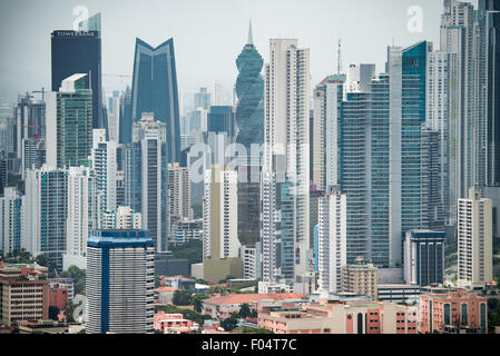 PANAMA CITY, Panama — les gratte-ciel de la nouvelle ligne d'horizon de Panama City comme graine du sommet d'Ancon Hill. Ancon Hill n'est que de 654 pieds de haut, mais offre une vue impressionnante sur les nouvelles et anciennes sections de Panama City. Avec des vues sur l'océan Pacifique et l'entrée du canal de Panama, la région était historiquement le lieu où l'administration du canal de Panama était centrée et a maintenant un mélange de résidences haut de gamme et de ministères gouvernementaux. Banque D'Images