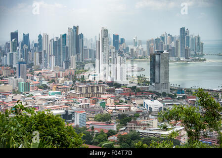 Skyline de Panama City depuis la colline d'Ancon Panama City | PANAMA CITY, Panama — Une végétation tropicale encadre une vue panoramique sur la skyline de Panama City depuis la colline d'Ancon, avec le quartier des immeubles de grande hauteur du centre-ville, la marina de Punta Paitilla et la côte du Pacifique visibles d'un seul coup d'œil. La colline, à 654 pieds (199 m), a servi de cœur administratif de l'ancienne zone du canal de Panama et est aujourd'hui une réserve naturelle protégée surplombant l'une des skylines les plus denses de l'Amérique latine. Banque D'Images