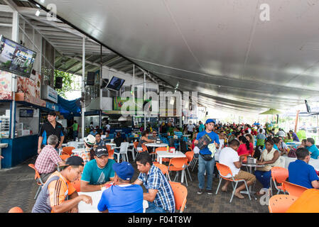 PANAMA CITY, Panama — le Marcado de Mariscos (marché de fruits de mer) sur le front de mer à côté de Casco Viejo à Panama City. Dans une section, les vendeurs vendent des fruits de mer frais de tous types, tandis qu'à côté se trouvent une série de restaurants de fruits de mer en plein air où le ceviche est une spécialité. Banque D'Images