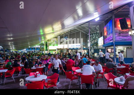 PANAMA CITY, Panama — le Marcado de Mariscos (marché de fruits de mer) sur le front de mer à côté de Casco Viejo à Panama City. Dans une section, les vendeurs vendent des fruits de mer frais de tous types, tandis qu'à côté se trouvent une série de restaurants de fruits de mer en plein air où le ceviche est une spécialité. Banque D'Images