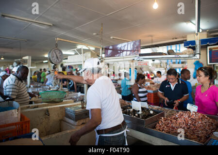 PANAMA CITY, Panama — le Marcado de Mariscos (marché de fruits de mer) sur le front de mer à côté de Casco Viejo à Panama City. Dans une section, les vendeurs vendent des fruits de mer frais de tous types, tandis qu'à côté se trouvent une série de restaurants de fruits de mer en plein air où le ceviche est une spécialité. Banque D'Images