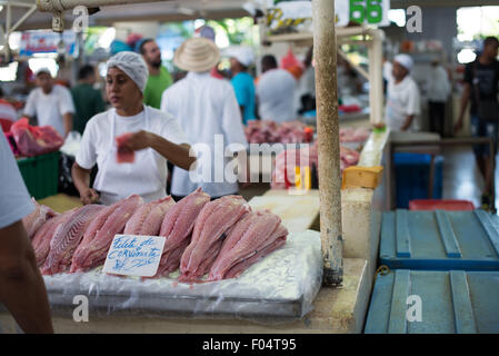 PANAMA CITY, Panama — le Marcado de Mariscos (marché de fruits de mer) sur le front de mer à côté de Casco Viejo à Panama City. Dans une section, les vendeurs vendent des fruits de mer frais de tous types, tandis qu'à côté se trouvent une série de restaurants de fruits de mer en plein air où le ceviche est une spécialité. Banque D'Images