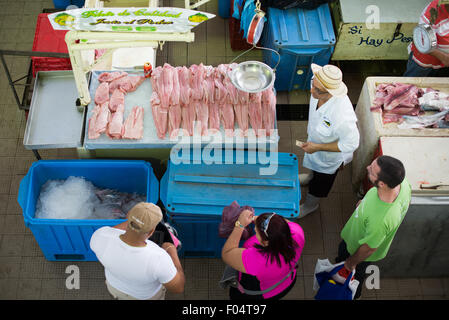 PANAMA CITY, Panama — le Marcado de Mariscos (marché de fruits de mer) sur le front de mer à côté de Casco Viejo à Panama City. Dans une section, les vendeurs vendent des fruits de mer frais de tous types, tandis qu'à côté se trouvent une série de restaurants de fruits de mer en plein air où le ceviche est une spécialité. Banque D'Images