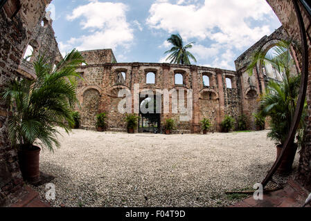 PANAMA CITY, Panama — les ruines altérées d'Iglesia de la Compañía de Jesús se dressent au milieu des bâtiments restaurés de Casco Viejo. Cette ancienne église jésuite, avec ses murs en ruines et ses arches ouvertes sur le ciel, offre un contraste frappant avec les structures coloniales rénovées du quartier historique de Panama City. Banque D'Images