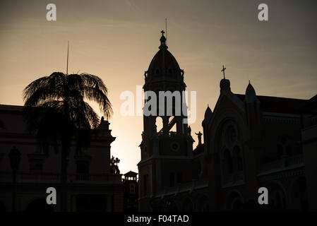 PANAMA CITY, Panama — Iglesia San Francisco de Asis, une église historique faisant face à la Plaza Bolivar à Casco Viejo, est en rénovation. Détruit deux fois par un incendie au milieu des années 1700, ce monument colonial se dresse en face du Théâtre national sur le front de mer, incarnant les efforts continus de Panama City pour préserver son patrimoine architectural. Banque D'Images