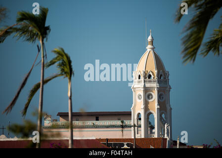 PANAMA CITY, Panama — Iglesia San Francisco de Asis, une église historique faisant face à la Plaza Bolivar à Casco Viejo, est en rénovation. Détruit deux fois par un incendie au milieu des années 1700, ce monument colonial se dresse en face du Théâtre national sur le front de mer, incarnant les efforts continus de Panama City pour préserver son patrimoine architectural. Banque D'Images