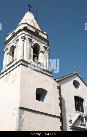 PANAMA CITY, Panama — le clocher et la flèche d'Iglesia San José s'élèvent au-dessus du quartier historique de Casco Viejo à Panama City. La tour, construite pendant la période coloniale, illustre la conception architecturale religieuse coloniale espagnole. La structure représente un exemple significatif de l'architecture historique de tour d'église dans le site du patrimoine mondial de l'UNESCO au Panama. Banque D'Images