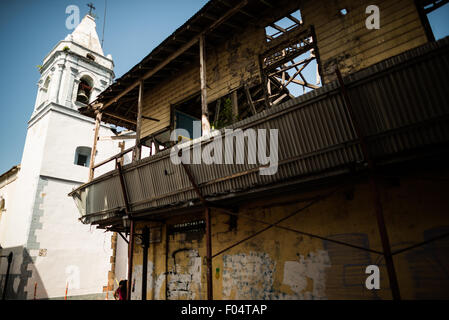 PANAMA CITY, Panama — le clocher et la flèche d'Iglesia San José s'élèvent au-dessus du quartier historique de Casco Viejo à Panama City. La tour, construite pendant la période coloniale, illustre la conception architecturale religieuse coloniale espagnole. La structure représente un exemple significatif de l'architecture historique de tour d'église dans le site du patrimoine mondial de l'UNESCO au Panama. Banque D'Images