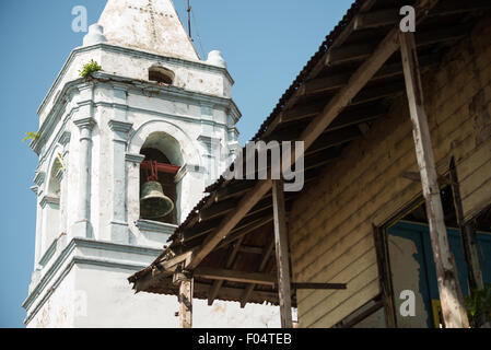 PANAMA CITY, Panama — le clocher et la flèche d'Iglesia San José s'élèvent au-dessus du quartier historique de Casco Viejo à Panama City. La tour, construite pendant la période coloniale, illustre la conception architecturale religieuse coloniale espagnole. La structure représente un exemple significatif de l'architecture historique de tour d'église dans le site du patrimoine mondial de l'UNESCO au Panama. Banque D'Images