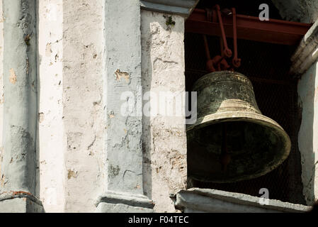 PANAMA CITY, Panama — le clocher et la flèche d'Iglesia San José s'élèvent au-dessus du quartier historique de Casco Viejo à Panama City. La tour, construite pendant la période coloniale, illustre la conception architecturale religieuse coloniale espagnole. La structure représente un exemple significatif de l'architecture historique de tour d'église dans le site du patrimoine mondial de l'UNESCO au Panama. Banque D'Images