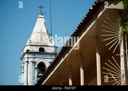 PANAMA CITY, Panama — le clocher et la flèche d'Iglesia San José s'élèvent au-dessus du quartier historique de Casco Viejo à Panama City. La tour, construite pendant la période coloniale, illustre la conception architecturale religieuse coloniale espagnole. La structure représente un exemple significatif de l'architecture historique de tour d'église dans le site du patrimoine mondial de l'UNESCO au Panama. Banque D'Images