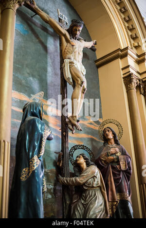 PANAMA CITY, Panama — Une sculpture de crucifixion de l'époque coloniale à Iglesia San José illustre l'art religieux colonial espagnol traditionnel. La sculpture de dévotion, représentant le Christ sur la croix, représente l'iconographie catholique centrale de la période coloniale. Cette œuvre d’art religieux démontre les traditions artistiques apportées au Panama pendant l’ère coloniale espagnole. Banque D'Images