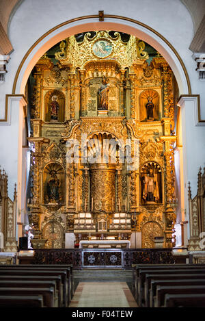 PANAMA CITY, Panama — L'autel doré (autel de Oro) à Iglesia San José est l'un des objets religieux coloniaux les plus importants du Panama. Selon les récits historiques, cet autel en acajou sculpté, recouvert de peinture dorée, a survécu au raid du pirate Henry Morgan en 1671 sur Panama Viejo lorsque des prêtres vifs l'ont caché sous la peinture noire. L'autel a ensuite été déplacé à son emplacement actuel à Iglesia San José, construit en 1673 dans ce qui est maintenant le quartier historique de Casco Viejo. Banque D'Images