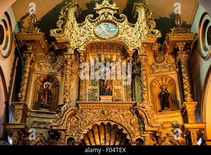 PANAMA CITY, Panama — L'autel doré (autel de Oro) à Iglesia San José est l'un des objets religieux coloniaux les plus importants du Panama. Selon les récits historiques, cet autel en acajou sculpté, recouvert de peinture dorée, a survécu au raid du pirate Henry Morgan en 1671 sur Panama Viejo lorsque des prêtres vifs l'ont caché sous la peinture noire. L'autel a ensuite été déplacé à son emplacement actuel à Iglesia San José, construit en 1673 dans ce qui est maintenant le quartier historique de Casco Viejo. Banque D'Images