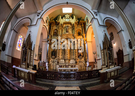 PANAMA CITY, Panama — L'autel doré (autel de Oro) à Iglesia San José est l'un des objets religieux coloniaux les plus importants du Panama. Selon les récits historiques, cet autel en acajou sculpté, recouvert de peinture dorée, a survécu au raid du pirate Henry Morgan en 1671 sur Panama Viejo lorsque des prêtres vifs l'ont caché sous la peinture noire. L'autel a ensuite été déplacé à son emplacement actuel à Iglesia San José, construit en 1673 dans ce qui est maintenant le quartier historique de Casco Viejo. Banque D'Images