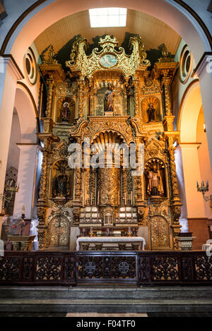 PANAMA CITY, Panama — L'autel doré (autel de Oro) à Iglesia San José est l'un des objets religieux coloniaux les plus importants du Panama. Selon les récits historiques, cet autel en acajou sculpté, recouvert de peinture dorée, a survécu au raid du pirate Henry Morgan en 1671 sur Panama Viejo lorsque des prêtres vifs l'ont caché sous la peinture noire. L'autel a ensuite été déplacé à son emplacement actuel à Iglesia San José, construit en 1673 dans ce qui est maintenant le quartier historique de Casco Viejo. Banque D'Images