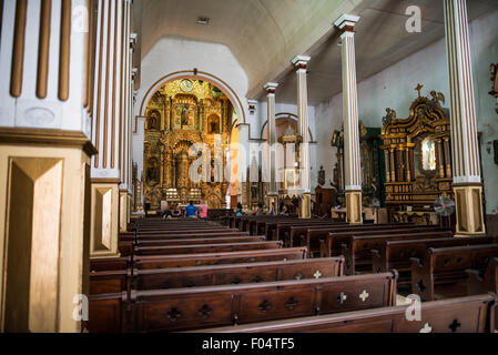 PANAMA CITY, Panama — le massif autel en or d'Iglesia San Jose. Il a survécu au limogeage de Panama Viejo par le pirate Henry Morgan en 1671 lorsqu'un prêtre est réputé l'avoir peint en noir et convaincu Morgan qu'il avait déjà été volé. L'autel a ensuite été déplacé à son emplacement actuel à Iglesia San Jose. L'autel lui-même est un mahagony sculpté qui est peint avec de l'or. Iglesia San Jose est au cœur du quartier historique de Casco Viejo à Panama City et date de 1673. Banque D'Images