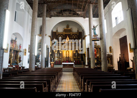 Nef et autel de la Iglesia de la Merced Panama City // PANAMA CITY, Panama — nef ornée de la Iglesia de la Merced à Casco Viejo, Panama City. Cette église catholique historique, construite à l'origine en 1680, a été démontée pierre par pierre de son emplacement d'origine à Panama Viejo et reconstruite à son emplacement actuel à la fin du XVIIIe siècle après la destruction de la vieille ville. L'église présente une façade de style baroque et est connue pour son autel en bois finement sculpté. La Iglesia de la Merced reste un monument religieux et culturel important dans la ville de Panama, classée au patrimoine mondial de l'UNESCO Banque D'Images