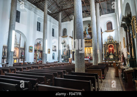 La Iglesia de la Merced Nave Panama City // PANAMA CITY, Panama — la nef ornée de la Iglesia de la Merced à Casco Viejo, Panama City. Cette église catholique historique, construite à l'origine en 1680, a été démontée pierre par pierre de son emplacement d'origine à Panama Viejo et reconstruite à son emplacement actuel à la fin du XVIIIe siècle après la destruction de la vieille ville. L'église présente une façade de style baroque et est connue pour son autel en bois finement sculpté. La Iglesia de la Merced reste un monument religieux et culturel important dans la ville historique de Panama, classée au patrimoine mondial de l'UNESCO Banque D'Images