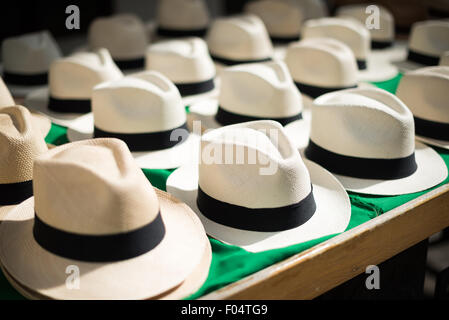 PANAMA CITY, Panama — rangées de nouveaux chapeaux Panama à vendre sur un marché à Casco Viejo à Panama City, Panama. Le style de chapeau est distinctif à la région. Banque D'Images