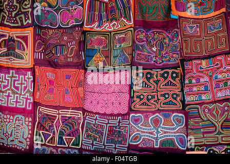 PANAMA CITY, Panama — textiles tissés colorés dans des styles locaux à vendre sur un marché touristique sur le front de mer de Casco Viejo, la vieille ville historique de Panama City, Panama. Banque D'Images