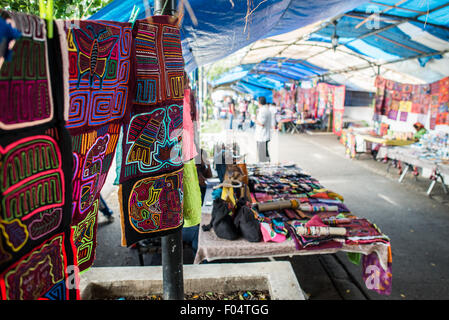 La ville de Panama, Panama--Tissus colorés dans des styles locaux à vendre à un marché touristique sur le front de mer de Casco Viejo, la vieille ville historique de la ville de Panama, Panama. Banque D'Images