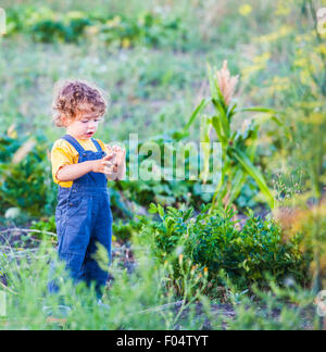 Portrait de bébé de 1 an garçon dehors dans le jardin. Banque D'Images