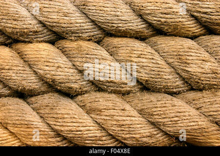 Close up des bobines de corde autour d'une perche Banque D'Images