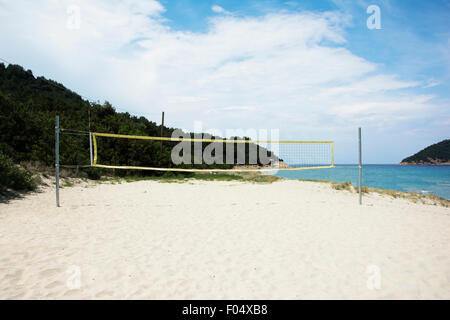 Terrain de beach volley avec net sur une plage de sable vide Banque D'Images