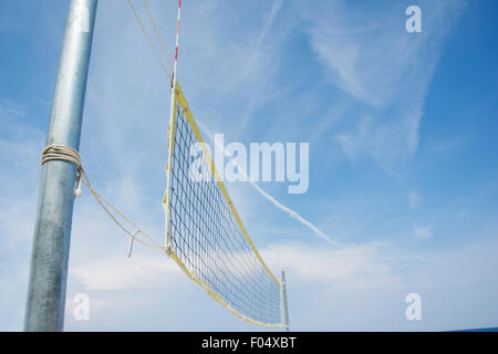 Terrain de beach volley avec net sur une plage de sable vide Banque D'Images