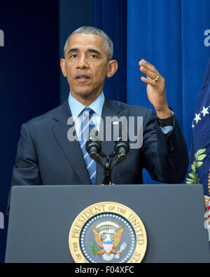 Washington DC, USA. Le 06 août, 2015. Le président des États-Unis, Barack Obama fait allocution à l'occasion d'une séance, organisée par le Bureau de la Maison Blanche l'engagement public sur le renforcement et la protection du droit de vote à la Maison Blanche à Washington, DC le Jeudi, août 6, 2015. L'événement a réuni des dirigeants des droits civils, les chefs religieux, les militants des droits de vote et de l'état et les fonctionnaires locaux. Credit : Ron Sachs/Piscine via CNP - PAS DE SERVICE DE FIL - Crédit photo : dpa alliance/Alamy Live News Banque D'Images