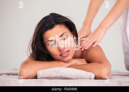 Ce masseur massage sur femme corps dans le spa salon Banque D'Images