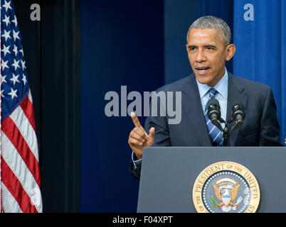 Washington DC, USA. Le 06 août, 2015. Le président des États-Unis, Barack Obama fait allocution à l'occasion d'une séance, organisée par le Bureau de la Maison Blanche l'engagement public sur le renforcement et la protection du droit de vote à la Maison Blanche à Washington, DC le Jeudi, août 6, 2015. L'événement a réuni des dirigeants des droits civils, les chefs religieux, les militants des droits de vote et de l'état et les fonctionnaires locaux. Credit : Ron Sachs/Piscine via CNP - PAS DE SERVICE DE FIL - Crédit photo : dpa alliance/Alamy Live News Banque D'Images