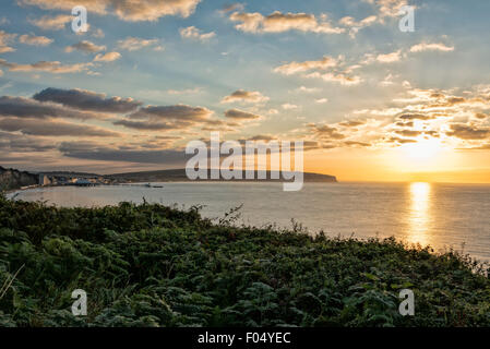 L'île de Wight, 7 août 2015. Un beau lever de soleil à Sandown, à la recherche sur le Solent. La prévision est pour une journée ensoleillée dans une grande partie de la France avec un temps plus chaud au cours des prochains week-end après la récente période de froid. Julian crédit Eales/Alamy Live News Banque D'Images