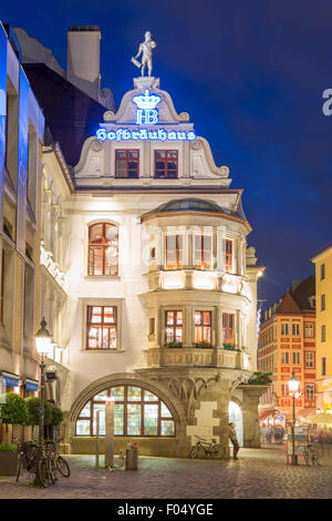 Brasserie Hofbräuhaus la nuit, Munich, Bavière, Allemagne Banque D'Images