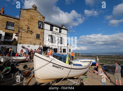 L'hôtel Bay pub à Robin Hood's Bay sur la côte du Yorkshire du Nord Banque D'Images