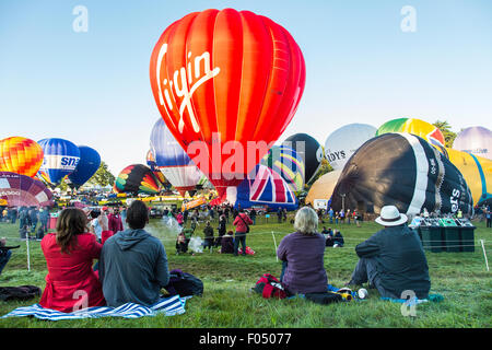 Ashton Cour, Bristol, Royaume-Uni. 07Th Aug 2015. Des dizaines de montgolfières ont pris part à un lancement de masse sur le deuxième jour de la 37e Bristol International Balloon Fiesta. Des centaines de personnes sont arrivées à 6 heures du matin pour regarder le spectacle. Le vent voulait dire certains ballons ont été effectuées vers Bristol mais d'autres ont été contraintes à la terre dans les champs voisins. Bristol, Royaume-Uni. 7 Août, 2015. Credit : Redorbital Photography/Alamy Live News Banque D'Images