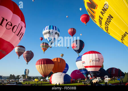 Ashton Cour, Bristol, Royaume-Uni. 07Th Aug 2015. Des dizaines de montgolfières ont pris part à un lancement de masse sur le deuxième jour de la 37e Bristol International Balloon Fiesta. Des centaines de personnes sont arrivées à 6 heures du matin pour regarder le spectacle. Le vent voulait dire certains ballons ont été effectuées vers Bristol mais d'autres ont été contraintes à la terre dans les champs voisins. Bristol, Royaume-Uni. 7 Août, 2015. Credit : Redorbital Photography/Alamy Live News Banque D'Images