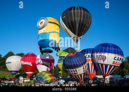 Ashton Cour, Bristol, Royaume-Uni. 07Th Aug 2015. Des dizaines de montgolfières ont pris part à un lancement de masse sur le deuxième jour de la 37e Bristol International Balloon Fiesta. Des centaines de personnes sont arrivées à 6 heures du matin pour regarder le spectacle. Le vent voulait dire certains ballons ont été effectuées vers Bristol mais d'autres ont été contraintes à la terre dans les champs voisins. Bristol, Royaume-Uni. 7 Août, 2015. Credit : Redorbital Photography/Alamy Live News Banque D'Images