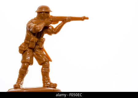 Matchbox HO/OO modèle plastique toy soldier figure. La Seconde Guerre mondiale 8e soldat armée Tir Carabine debout contre un fond blanc. Banque D'Images