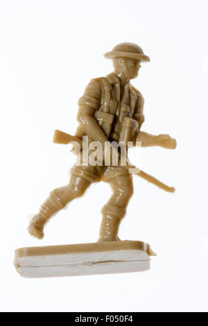 Airfix maquette HO/00 toy figure. Deuxième série 8e Armée seconde guerre mondiale soldat, exécutant avec fusil en main sur fond blanc. Banque D'Images