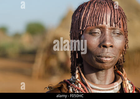 TURMI, ÉTHIOPIE - 12 août : portrait de femme tribu Hamer non identifiés, vallée de l'Omo. Le peigne généralement femme Hamer Banque D'Images