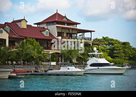 Une belle vue sur la marina à Eden Island, Mahe, Seychelles Banque D'Images