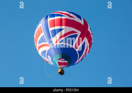 Ashton Cour, Bristol, Royaume-Uni. 07Th Aug 2015. Des dizaines de montgolfières ont pris part à un lancement de masse sur le deuxième jour de la 37e Bristol International Balloon Fiesta. Des centaines de personnes sont arrivées à 6 heures du matin pour regarder le spectacle. Le vent voulait dire certains ballons ont été effectuées vers Bristol mais d'autres ont été contraintes à la terre dans les champs voisins. Bristol, Royaume-Uni. 7 Août, 2015. Credit : Redorbital Photography/Alamy Live News Banque D'Images