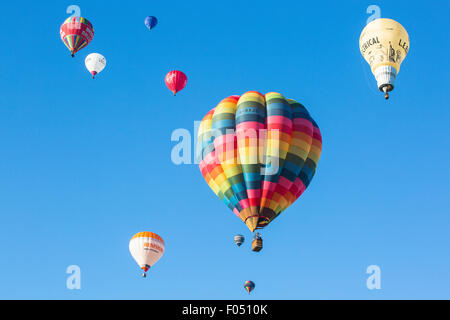 Ashton Cour, Bristol, Royaume-Uni. 07Th Aug 2015. Des dizaines de montgolfières ont pris part à un lancement de masse sur le deuxième jour de la 37e Bristol International Balloon Fiesta. Des centaines de personnes sont arrivées à 6 heures du matin pour regarder le spectacle. Le vent voulait dire certains ballons ont été effectuées vers Bristol mais d'autres ont été contraintes à la terre dans les champs voisins. Bristol, Royaume-Uni. 7 Août, 2015. Credit : Redorbital Photography/Alamy Live News Banque D'Images