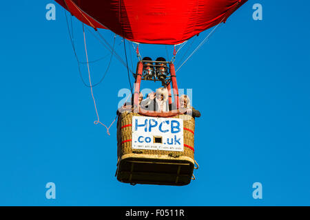 Ashton Cour, Bristol, Royaume-Uni. 07Th Aug 2015. Des dizaines de montgolfières ont pris part à un lancement de masse sur le deuxième jour de la 37e Bristol International Balloon Fiesta. Des centaines de personnes sont arrivées à 6 heures du matin pour regarder le spectacle. Le vent voulait dire certains ballons ont été effectuées vers Bristol mais d'autres ont été contraintes à la terre dans les champs voisins. Bristol, Royaume-Uni. 7 Août, 2015. Credit : Redorbital Photography/Alamy Live News Banque D'Images