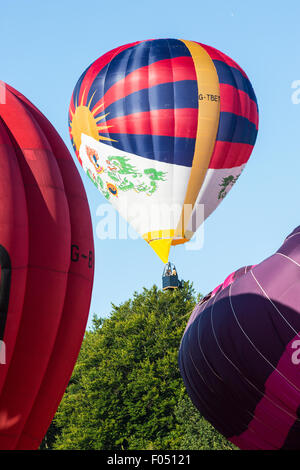 Ashton Cour, Bristol, Royaume-Uni. 07Th Aug 2015. Des dizaines de montgolfières ont pris part à un lancement de masse sur le deuxième jour de la 37e Bristol International Balloon Fiesta. Des centaines de personnes sont arrivées à 6 heures du matin pour regarder le spectacle. Le vent voulait dire certains ballons ont été effectuées vers Bristol mais d'autres ont été contraintes à la terre dans les champs voisins. Bristol, Royaume-Uni. 7 Août, 2015. Credit : Redorbital Photography/Alamy Live News Banque D'Images